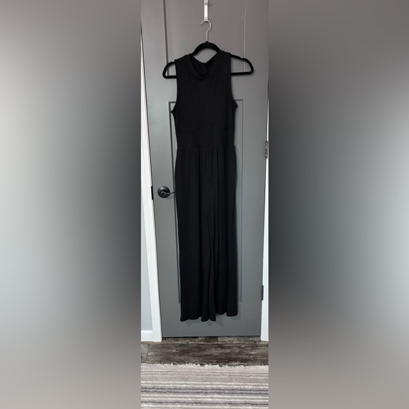 Pants - Elegant Black Sleeveless Wide Leg Jumper with Pockets.